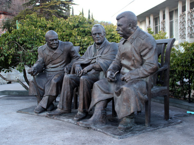 В Ялте открыли памятник Сталину, Черчиллю и Рузвельту