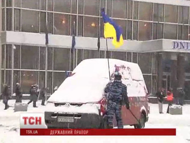 Во время зачистки Европейской площади беркутовец напал на украинский флаг