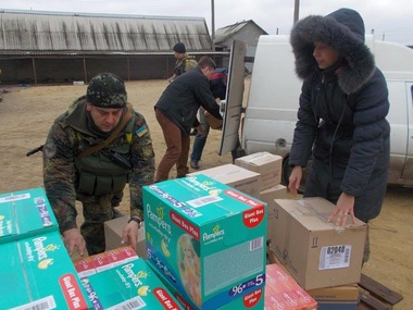 Украинские военные и волонтеры доставили гуманитарный груз на Донбасс. Фоторепортаж