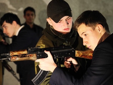 Бойцы "Азова" провели для киевских школьников тактические тренировки с оружием. Фоторепортаж