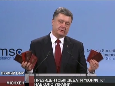 Во время речи в Мюнхене Порошенко показал паспорта "российских наемников"