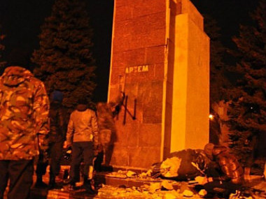 В Кривом Роге снесли три памятника коммунистическим деятелям