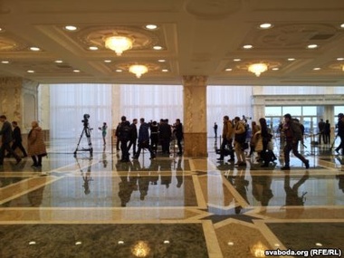 СМИ: Путин привезет в Минск 70 журналистов, а Порошенко прилетит без официального пула