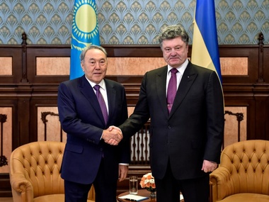 Назарбаев пригласил Порошенко в Казахстан