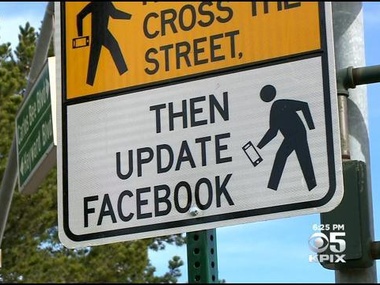 В Калифорнии появились дорожные знаки для зависимых от Facebook пешеходов