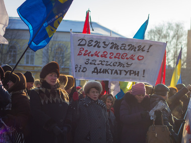 В Житомире митингующие заблокировали депутатов-регионалов в здании ОГА