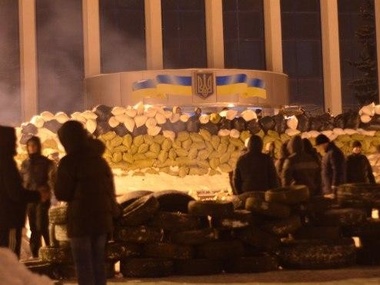 В Ровно и Львове у захваченных ОГА возвели баррикады. Фоторепортаж