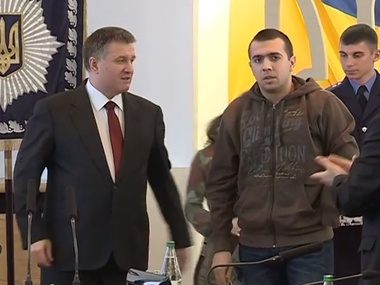 Аваков: Сегодня раненные бойцы, проявившие себя на фронте, получили награды и квартиры