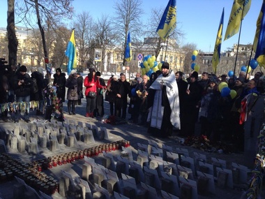 У монумента Героям Небесной сотни почтили память убитых в прошлом году активистов