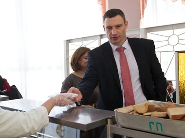 Мэр Киева Кличко позавтракал в школьной столовой. Фоторепортаж