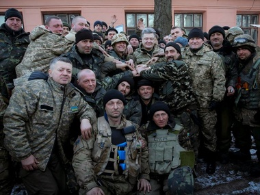 Порошенко встретился с военными, которые вышли из Дебальцево. Фоторепортаж