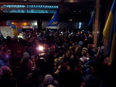 В Киеве встретили поезд с военными из Дебальцево. Фоторепортаж