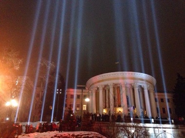 На месте гибели евромайдановцев в Киеве зажгли инсталляцию "Лучи достоинства". Фоторепортаж