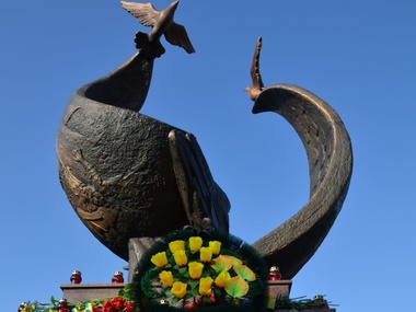 В Николаеве открыли самый масштабный в Украине памятник Героям Небесной сотни. Фоторепортаж