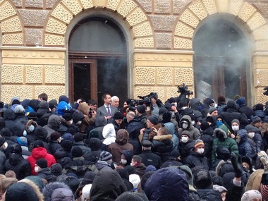 Черновцы: Митингующие взяли под контроль облгосадминистрацию