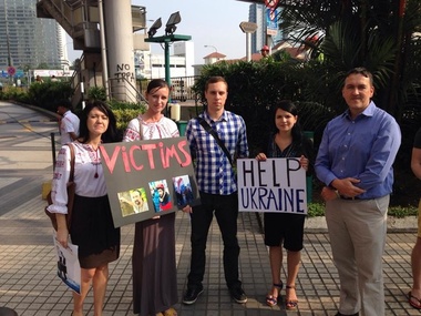 Украинцы уже митингуют даже в Малайзии. Фоторепортаж