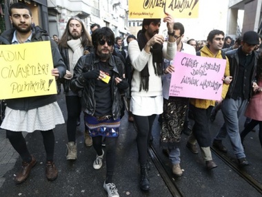 В Стамбуле мужчины в мини-юбках протестовали против насилия над женщинами