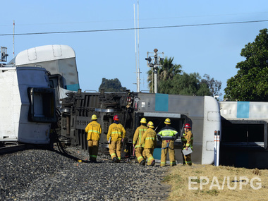 В Калифорнии поезд столкнулся с грузовиком. Фоторепортаж