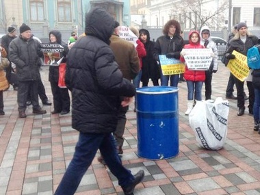 Под Нацбанком активисты протестуют против девальвации гривны и барабанят в бочки, призывая Гонтареву
