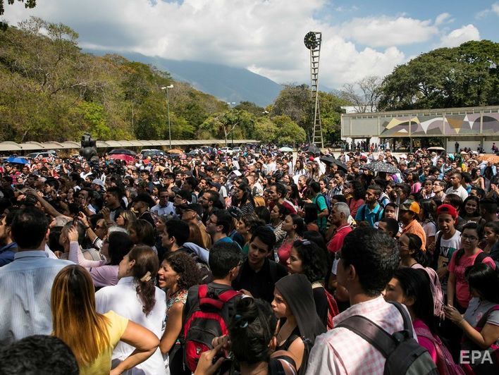 В Венесуэле десятки тысяч людей вышли на протесты против Мадуро