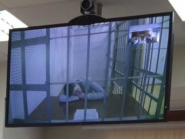 Фейгин: Савченко лежит во время заседания суда