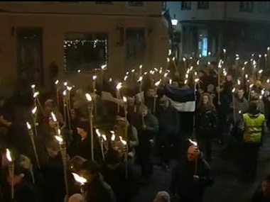 В Таллинне под пристальным вниманием российских СМИ прошло факельное шествие "За Эстонию!"