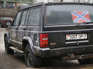 В Минске джипу с флагом "Новороссии" пробили колеса