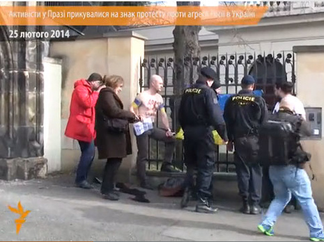 В Праге активисты приковали себя к забору возле посольства России. Видео