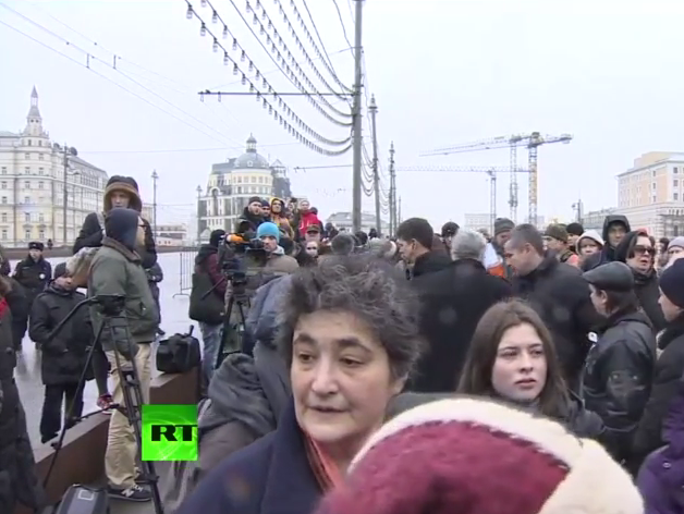 В Москве проходит траурная акция на месте убийства Немцова. Видео