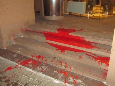 На акции "Кровь на ваших руках" офис Ахметова залили красной краской