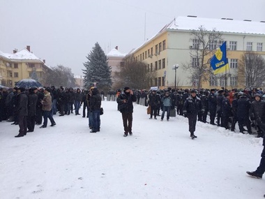 На митинге в Ужгороде два лагеря освистали друг друга