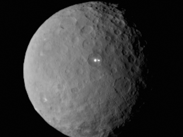 Зонд Dawn сфотографировал таинственные пятна на Церере