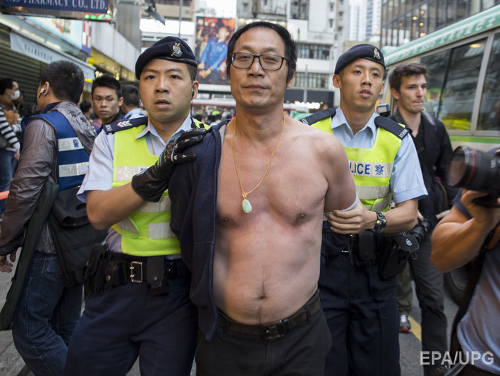 В Гонконге демонстрация переросла в стычки с полицией, задержаны 300 манифестантов
