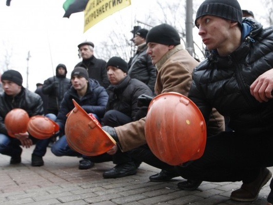 У стен Верховной Рады шахтеры протестуют против задержки зарплат и покупки угля у РФ