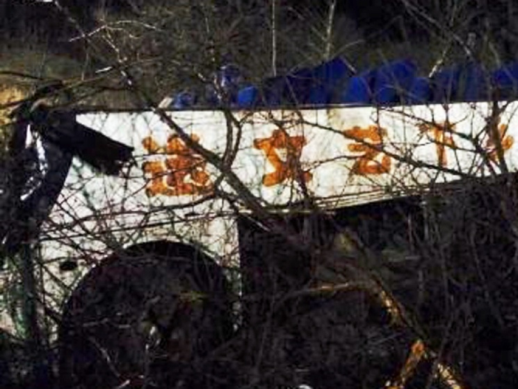 В Китае автобус с оперной труппой упал в пропасть