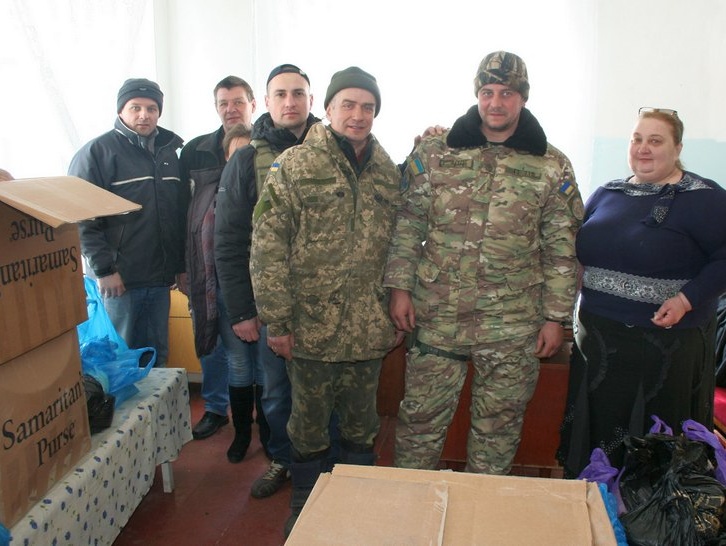 Штаб АТО: Украинские военные доставили гуманитарную помощь в Волновахский район