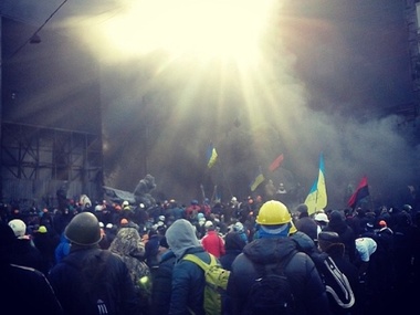 Митингующие заблокировали внутренние войска в Украинском доме