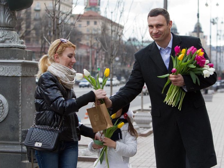 Кличко на Крещатике дарил женщинам цветы в честь 8 Марта. Фоторепортаж