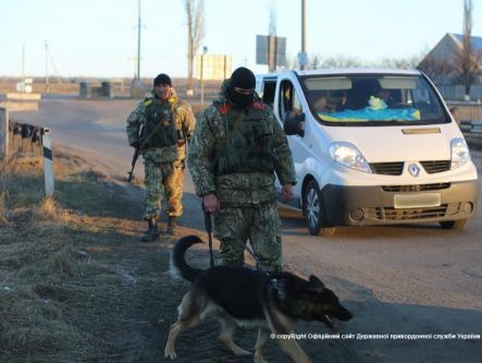 Под Донецком пограничники задержали российские автомобили с продуктами и алкоголем
