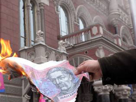 Bloomberg: Нацбанк ведет катастрофическую "советскую" денежно-кредитную политику