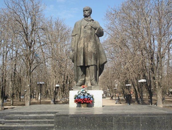 В Луганске возложили цветы к памятнику Шевченко