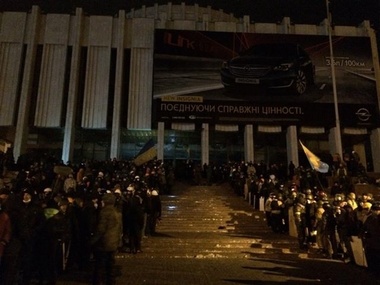 В МВД утверждают, что при штурме Украинского дома протестующие бросили в силовиков боевую гранату