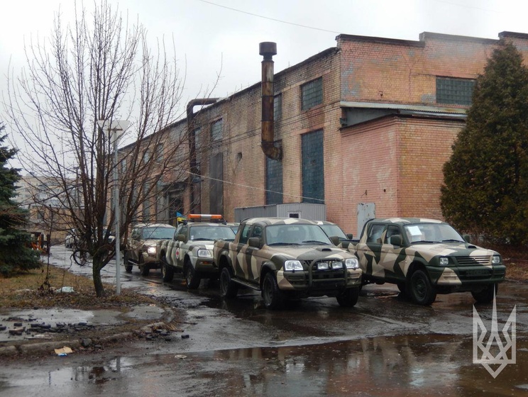 Из Киева на передовую отправились 20 автомобилей для полка "Азов". Видео