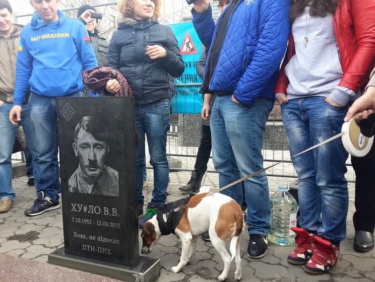 Возле посольства РФ в Киеве установили "надгробие" Путину
