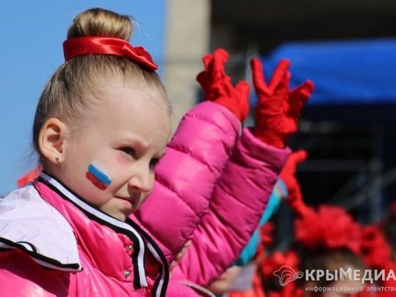 В Симферополе власти вывели детей на пророссийскую демонстрацию. Видео