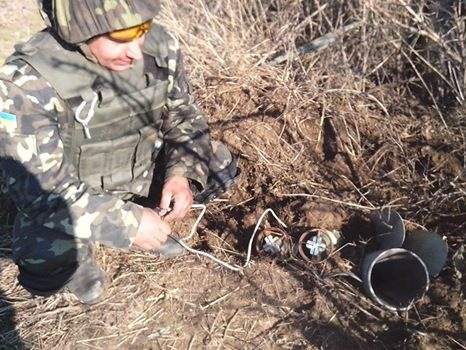 В Донецкой области военные саперы разминируют населенные пункты на линии разграничения