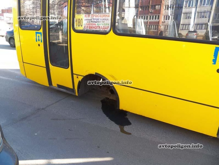 В Киеве у маршрутки на ходу отвалились задние колеса