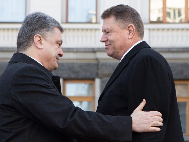 Порошенко попросил президента Румынии поддержать инициативу об отправке миротворцев на Донбасс 