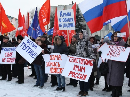 СМИ: Сотрудников школ Москвы обязали выйти на митинг с плакатами "Горжусь страной!" в годовщину аннексии Крыма
