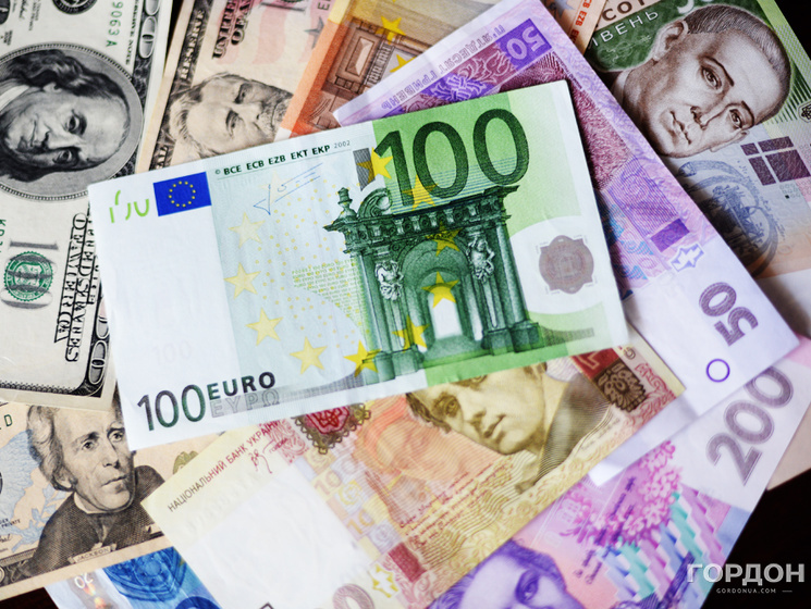 НБУ ослабил официальный курс национальной валюты к доллару на 1,05 грн